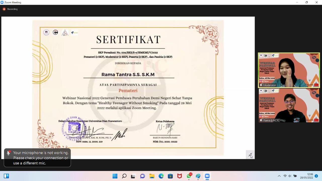 Penyerahan sertifikat pemateri empat oleh Rama Tantra S.S. S.K.M.